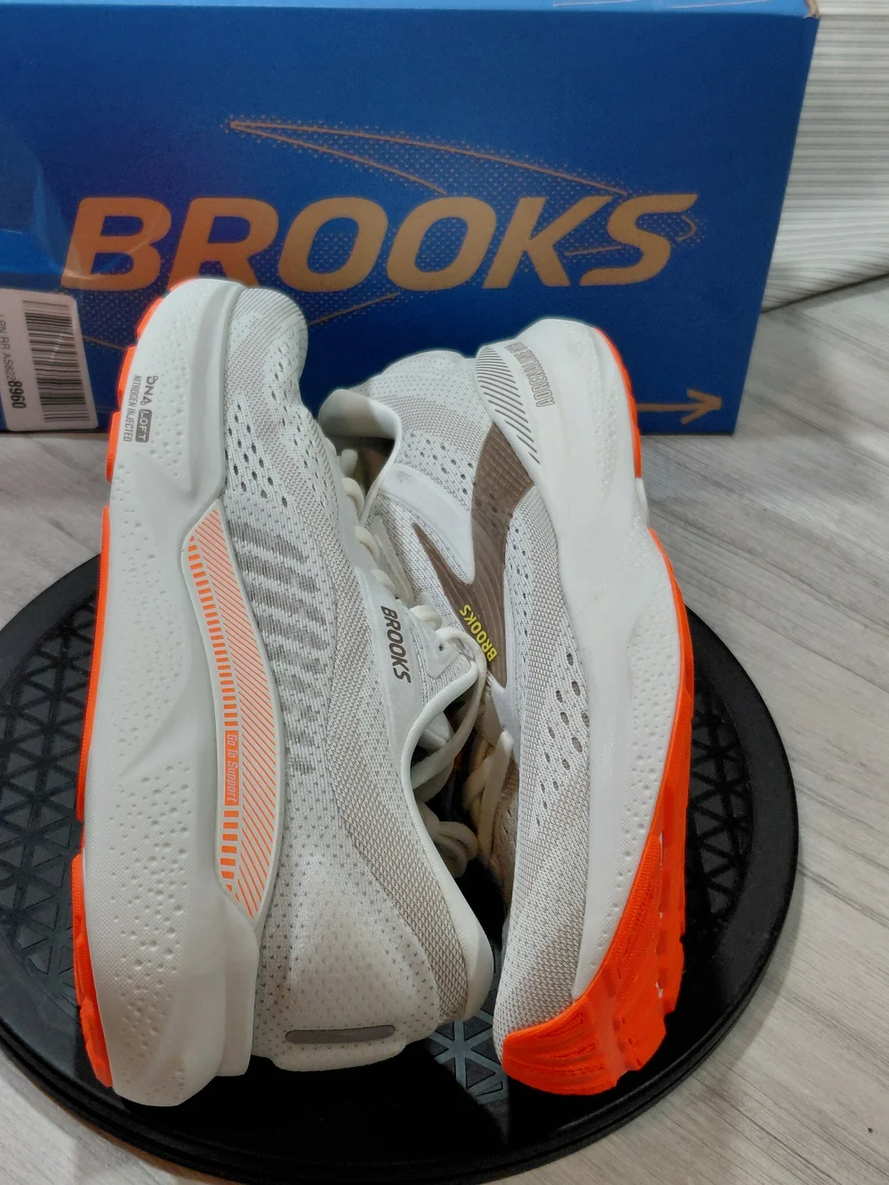 NEW Brooks Mens Adrenaline GTS 24 Running Shoes Coconut/Portabella Orange M11.5